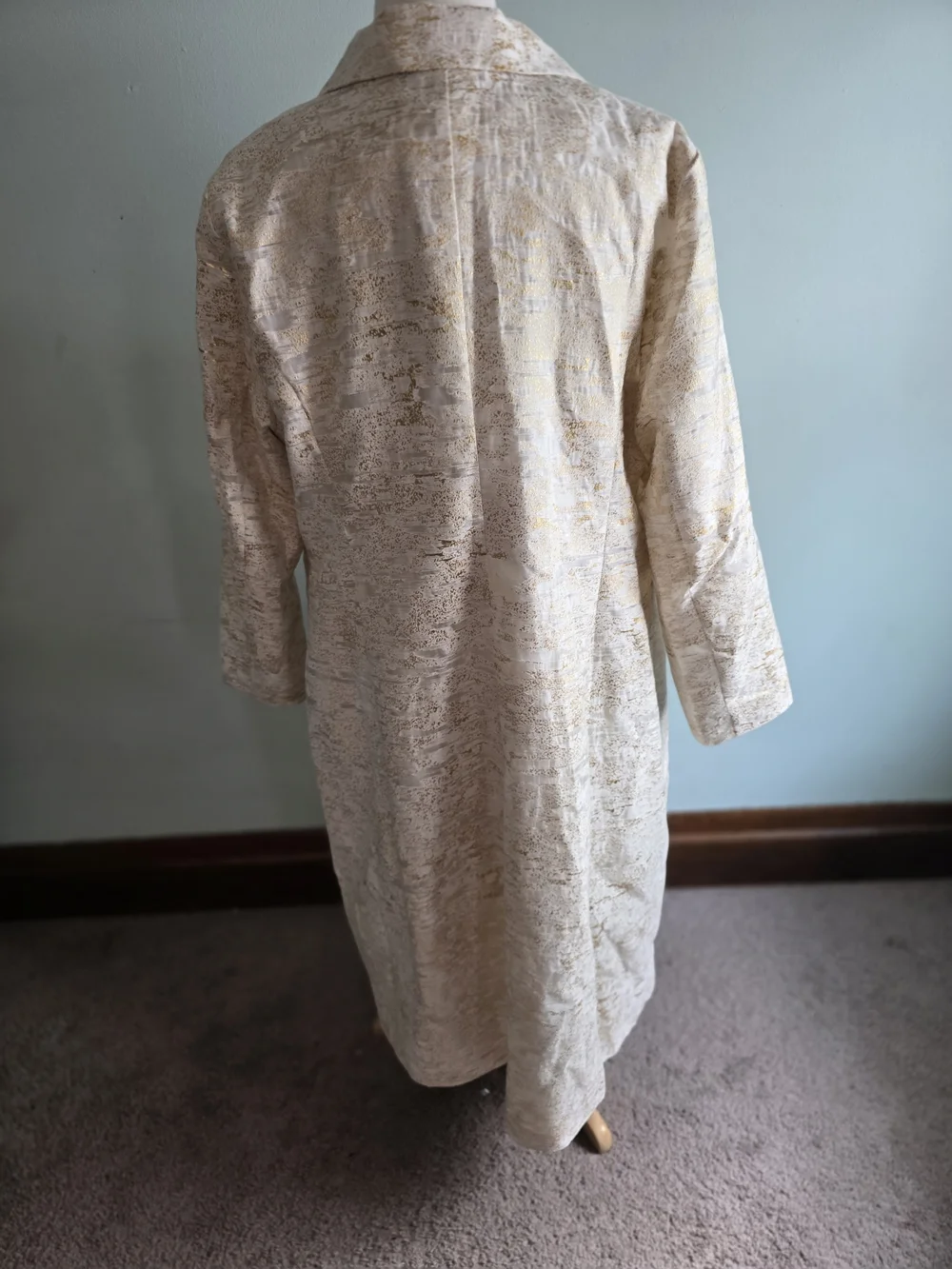 MASSEYS Sleeveless Metallic Brocade Shift Dress And Jacket in Cream and Gold - Picture 10 of 11